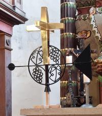Doppelkreuz und Wetterfahne auf Altar